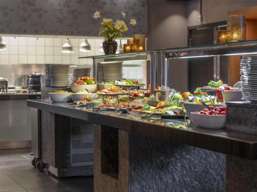 una linea a buffet con molti piatti di cibo sopra di Radisson Blu Resort, Trysil a Trysil
