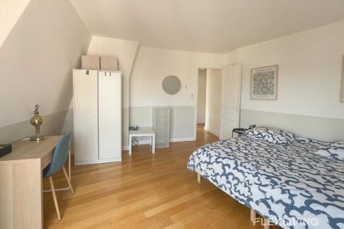une chambre avec un lit, une commode et un bureau dans l'établissement Lovely 2 bedrooms - Paris - rue de Prague - Flexliving, à Paris