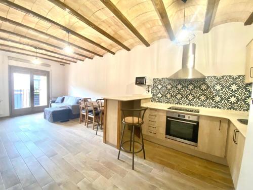 a room with a kitchen and a living room at Casa la luz in La Portellada