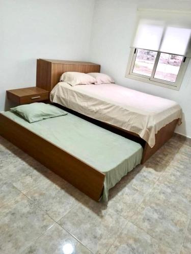 En eller flere senge i et værelse på Modern Apartment with City Views