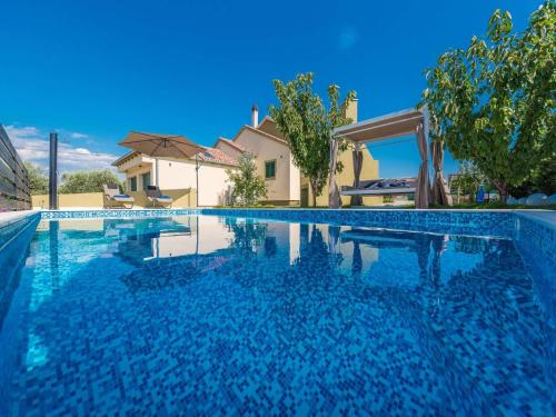 Villa Field Hill with Swimming Pool and Tennis Court