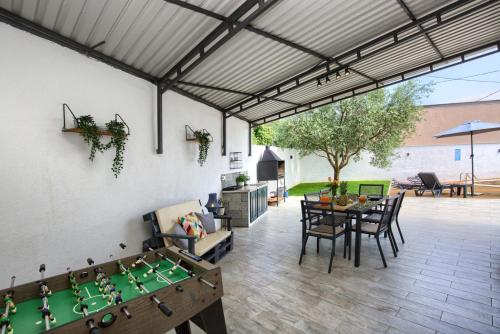 ein Wohnzimmer mit einer Tischtennisplatte in der Unterkunft Holiday House Ulika near Pula - Pet Friendly in Marčana