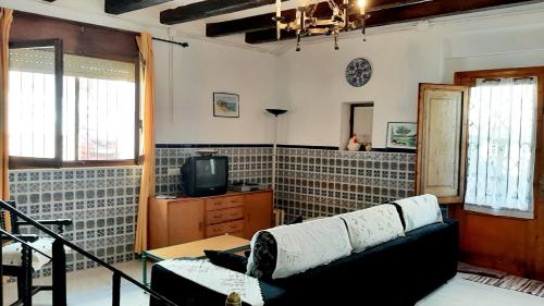 un soggiorno con un divano e una TV di Maestro House on the Costa Dorada ad Alcanar