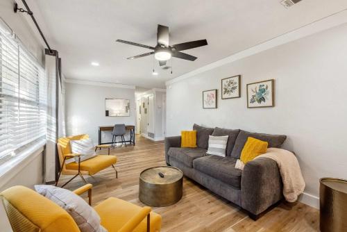 Posezení v ubytování Peaceful Retreat Pet-Friendly 5 mins to Shands & UF