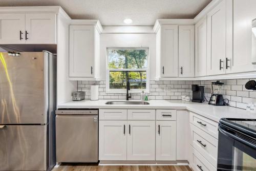 Kuchyň nebo kuchyňský kout v ubytování Peaceful Retreat Pet-Friendly 5 mins to Shands & UF