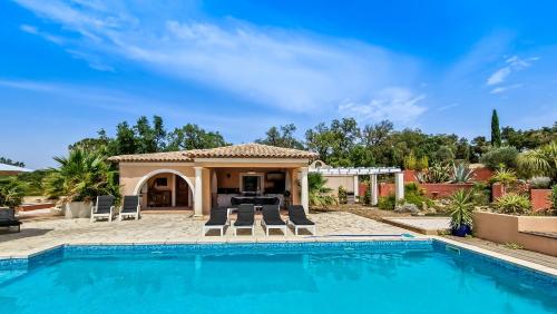 une villa avec piscine et une maison dans l'établissement villa la Lanterne, au Plan-de-la-Tour