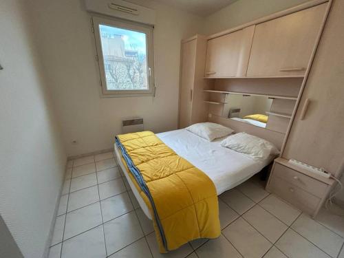 une petite chambre avec un lit et une fenêtre dans l'établissement Mass, à Valras-Plage