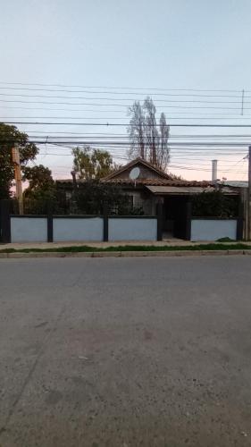 eine leere Straße vor einem Gebäude in der Unterkunft Sazón Casero Cabaña in Constitución