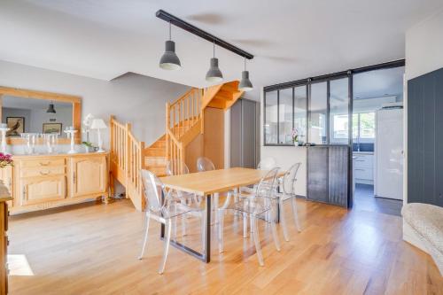 une cuisine et une salle à manger avec une table et des chaises en bois dans l'établissement Beautiful house in Le Bouscat with pool & parking, à Le Bouscat