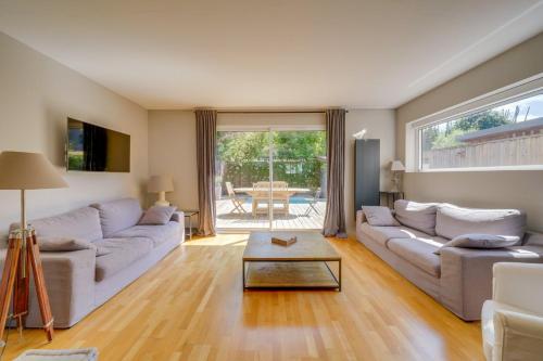 un salon avec un canapé et une table dans l'établissement Beautiful house in Le Bouscat with pool & parking, à Le Bouscat