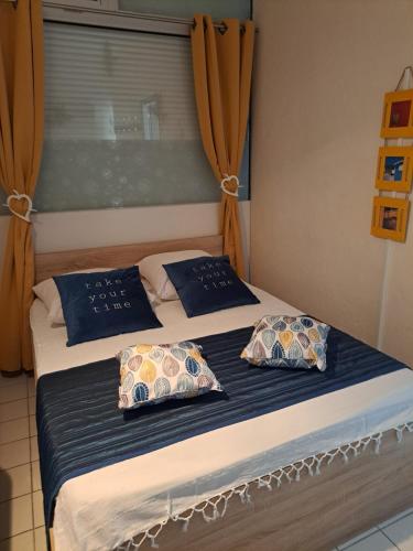 - un lit avec 2 oreillers et une fenêtre dans l'établissement Plage du grazel le thalassa, à Gruissan