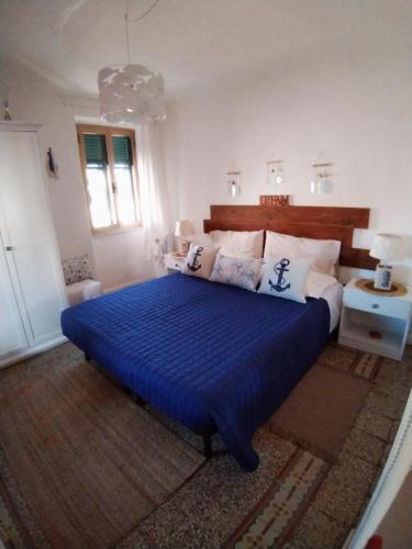a bedroom with a bed with blue sheets and pillows at Ca'di Lalu in Fezzano