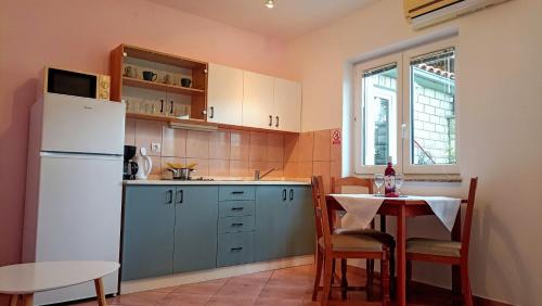 Η κουζίνα ή μικρή κουζίνα στο Holiday Home Larma