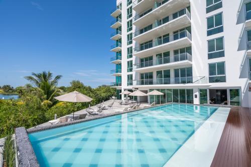 Bazén v ubytování EHDEN Vacation Suites Puerto Cancún nebo v jeho okolí