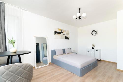 Sunny Top Floor Apartment near Tokuda Hospital & Paradise Mall