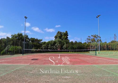 a tennis court with a net on top of it at Rainbow House - Fronte Spiaggia in Porto Rotondo