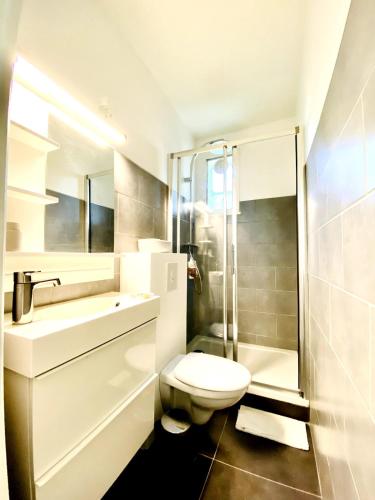 une salle de bain avec toilettes, lavabo et douche dans l'établissement Pinède, calanques & jeux en famille pour 1 à 5 personnes, à Cassis