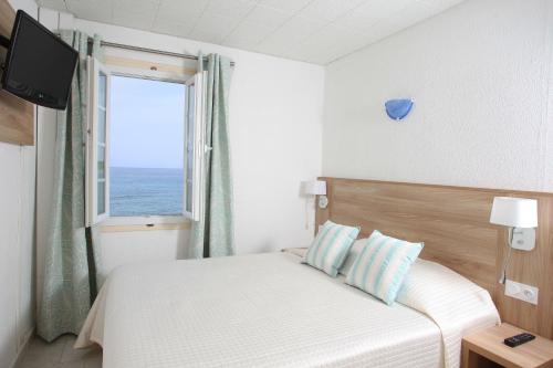 アルガジョラにあるCasa Aliceのベッドルーム1室(ベッド1台、海の景色を望む窓付)が備わります。