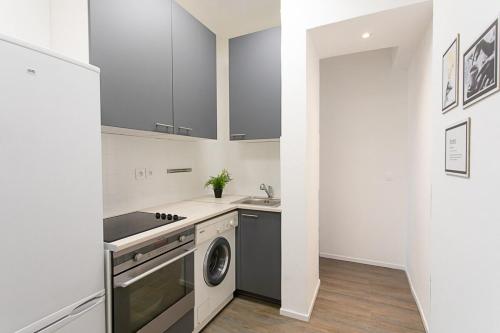 - une cuisine blanche avec lave-linge et sèche-linge dans l'établissement S7 4 Bedroom flat 10mins walk to Sea and Tramway, à Nice