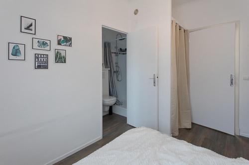 Cette chambre blanche comprend une salle de bains pourvue de toilettes. dans l'établissement S7 4 Bedroom flat 10mins walk to Sea and Tramway, à Nice