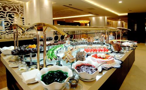 een buffet met veel verschillende soorten eten bij Seamelia Beach Resort Hotel & SPA in Side