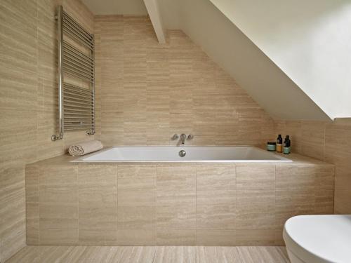 Vannituba majutusasutuses Charming 4-Bedroom Cottage in Henley