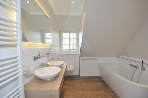 Ένα μπάνιο στο Doppelhaushälfte Düne & Reet