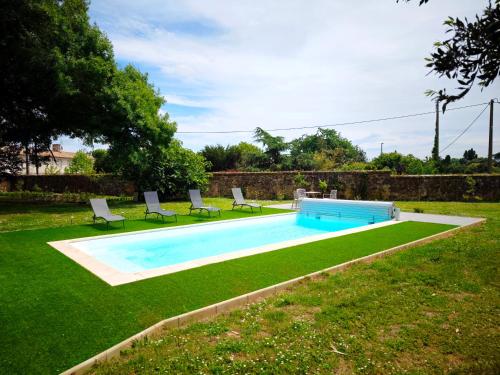 une piscine avec deux chaises et une table dans l'établissement Chateau La Croix De Millorit, à La Reuille