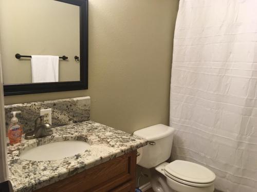 Ένα μπάνιο στο Rainbow Row - Two Private Units in Complex, near Mendenhall Glacier, Trails, and Conveniences!