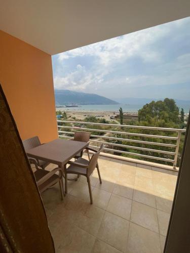 un balcone con tavolo e sedie e vista sull'oceano di Seaside Apartment Vlora a Vlorë