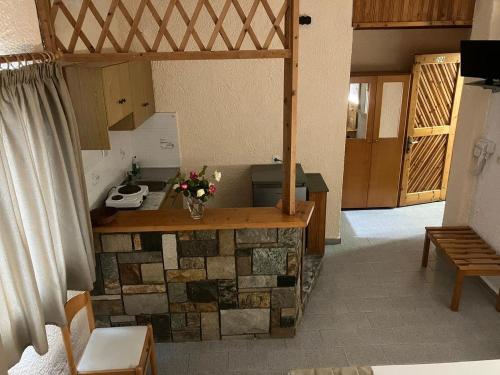 eine Küche mit einer Theke mit Blumen darauf in der Unterkunft Blue Sea Studios in Limenaria