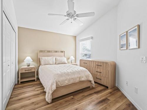 ein Schlafzimmer mit einem Bett und einem Deckenventilator in der Unterkunft 2382 Z3A VILLAGE OF BONITA by REMAX Premier in The Villages