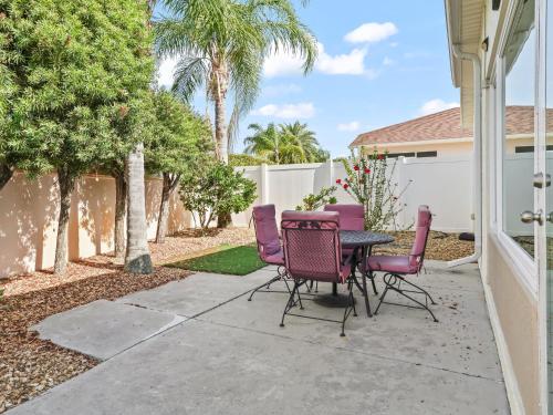 eine Terrasse mit einem Tisch, Stühlen und Palmen in der Unterkunft 2382 Z3A VILLAGE OF BONITA by REMAX Premier in The Villages