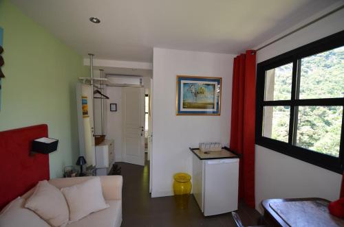 - un salon avec un canapé blanc et une fenêtre dans l'établissement Family suite with private terrace, à Nice