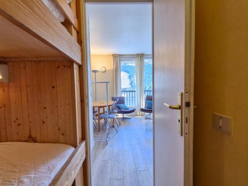 - une chambre avec un lit et une chambre avec une table dans l'établissement Studio confort avec balcon sud, proche pistes et commerces, équipements pour 4 personnes - FR-1-425-183, à Flaine