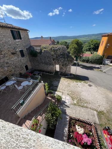 a view of a building with flowers in a courtyard at La Dimora dei Magi in Saturnia