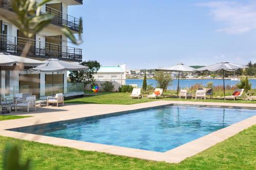 Bazén v ubytování Golden Tulip Hotel & Rooftop Martigues Provence nebo v jeho okolí