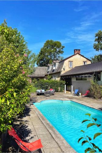 une piscine dans l'arrière-cour d'une maison dans l'établissement La Caminade, à Bourg-de-Bigorre