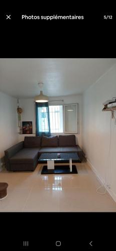 un salon avec un canapé et une table dans l'établissement Maison de charme, à Mireval