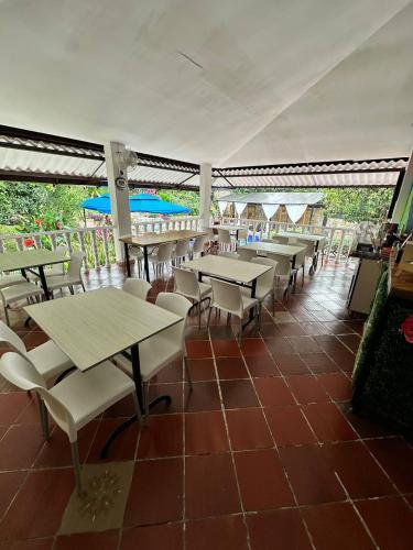 a group of tables and chairs in a restaurant at Casa Campestre Villateresita in Anapoima