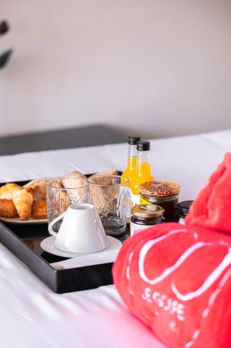 a tray of food on a bed with a tray of food at Le Golfe in Porto Pollo