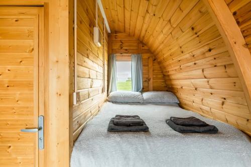 Postel nebo postele na pokoji v ubytování Cape Cornwall Pod with vast sea views