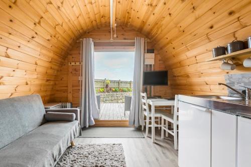 Posezení v ubytování Cape Cornwall Pod with vast sea views