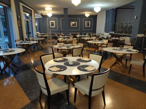 A restaurant or other place to eat at Grand Hotel Moroni