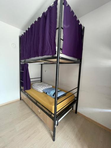 Postel nebo postele na pokoji v ubytování NEWBORN HOSTEL Prishtina