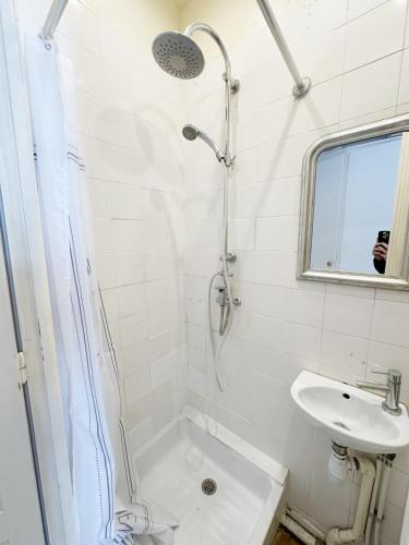 une salle de bain blanche avec une douche et un lavabo dans l'établissement Cosy appartement gare du sud - Nice - 3 guests, à Nice