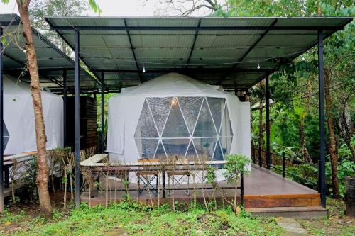 Taman di luar Inthanon Mountain Camp