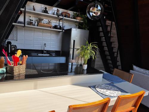Dapur atau dapur kecil di Chalé com hidro, lareira e cozinha, perto Floripa
