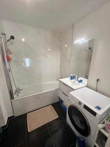 une salle de bain avec une baignoire, un lavabo et des toilettes dans l'établissement Nid douillet équipé à Saint-Ouen, à Saint-Ouen