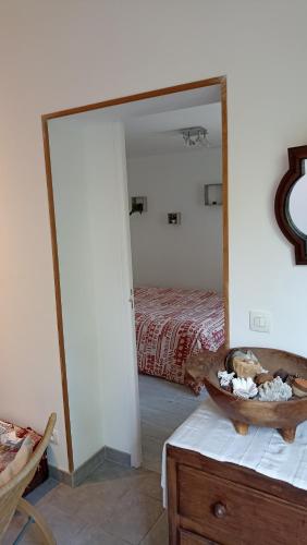 une chambre avec un lit et un grand miroir dans l'établissement Maison mes délices, à Caen